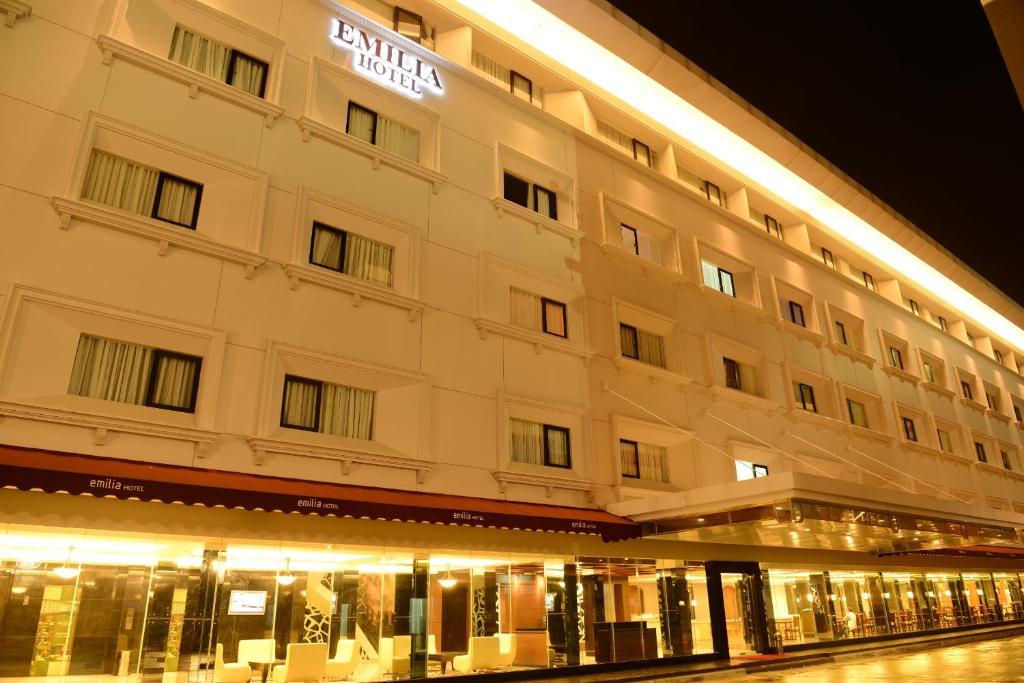 Emilia Hotel By Amazing - Palimbão Exterior foto