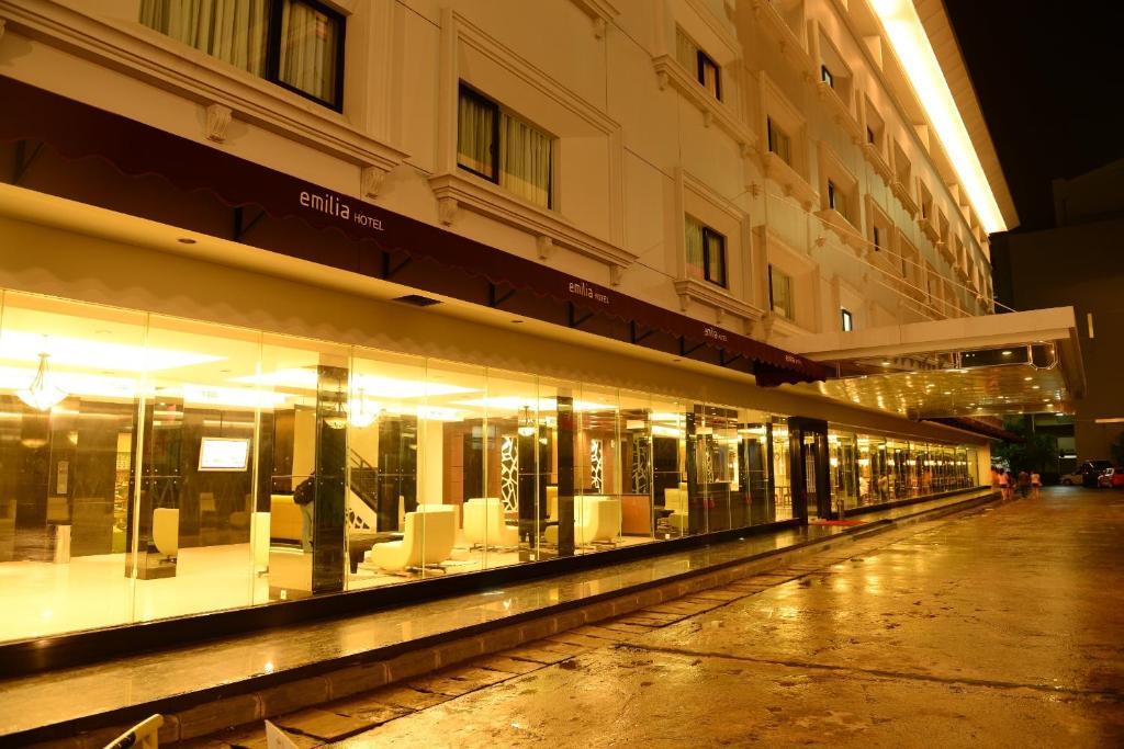 Emilia Hotel By Amazing - Palimbão Exterior foto